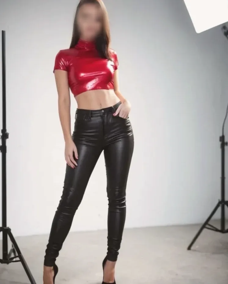 Claudia, 29