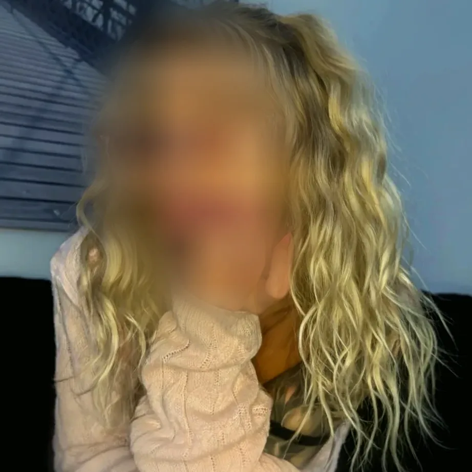 Sandra, 23